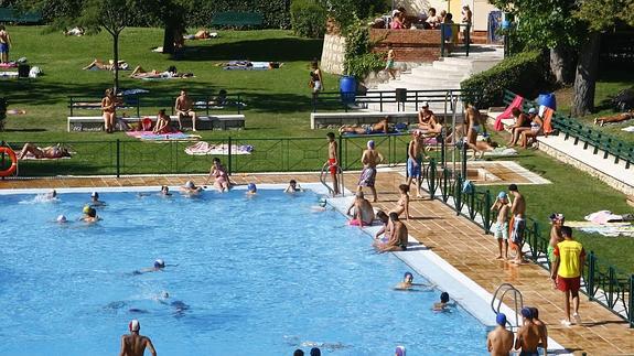Usuarios en la piscina de Juan de Austria, este lunes. 