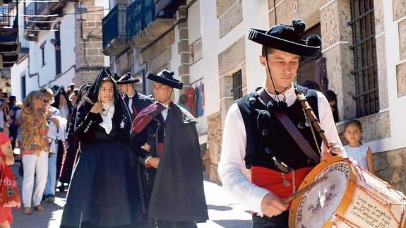 El sonido de la gaita y el tamboril de Miguel Ángel Ramos, además de los cánticos de la comitiva, acompañó a los novios -David Jiménez y Elvira González- durante toda la jornada festiva.