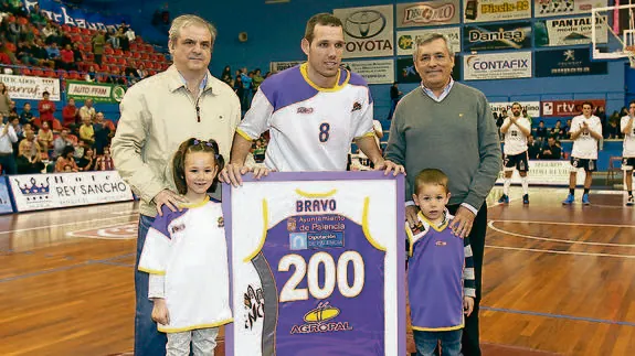 Carles Bravo, junto a sus hijos y la directiva morada, el día de su partido 200 con el Palencia.