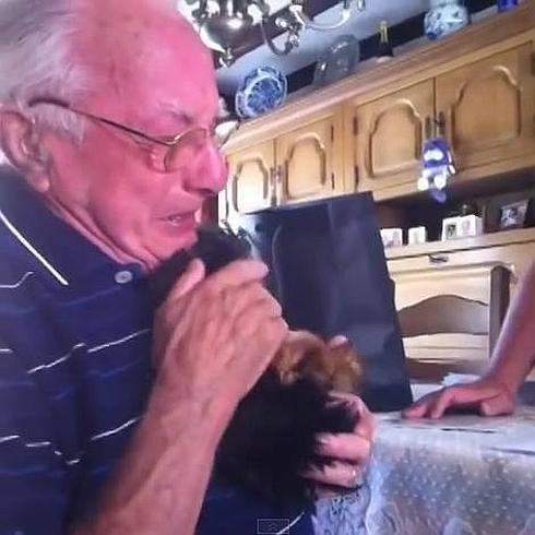 La emoción de un anciano al recibir como regalo un cachorro
