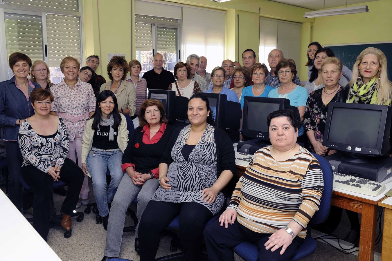 Participantes en una pasada edición del programa de educación de adultos, en su sede de Pelícano. 