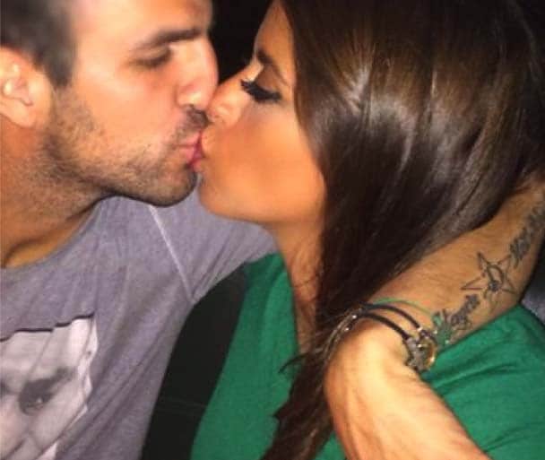 Cesc Fàbregas besa a su novia , Daniella Semaan. 