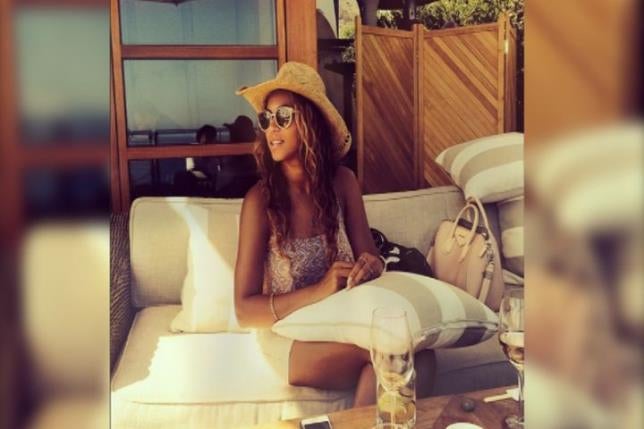 Beyoncé, sentada en una terraza. 