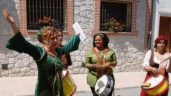 Participantes en una edición de la feria medieval de Sacramenia.