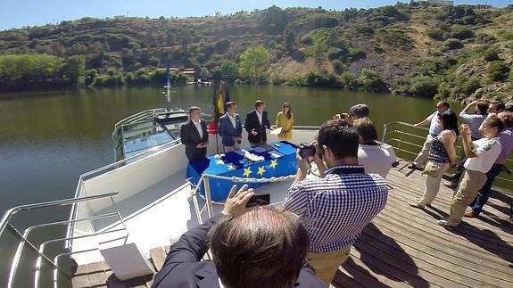 Firma del convenio de cooperación a bordo del buque oceanográfico. El Norte