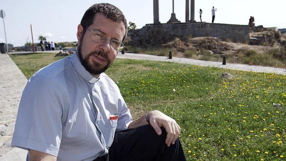 El padre Antonio González ante una flecha roja de la ruta. 