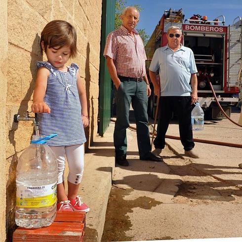 Vecinos de Torrecilla de la Orden, en Valladolid, reciben el agua en camiones cisterna. 