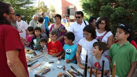 Taller infantil de instrumentos tradicionales impartido por Pablo Zamarrón, este martes, en en parque del Peñascal.