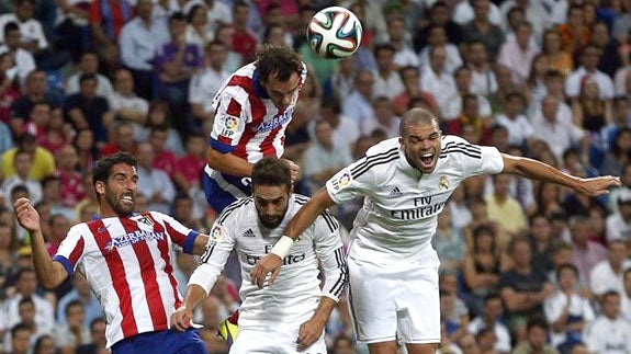 Godín remata de cabeza ante la oposición de Pepe y Carvajal. 