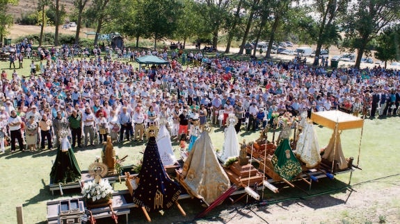 Centenares de personas se congregaron en la pradera del santuario mariano para asistir a la coronación de la Virgen de Valdesalce.