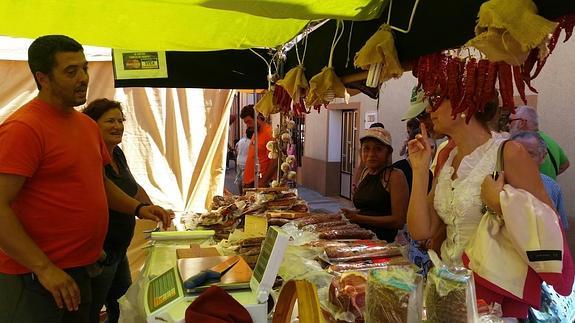 Uno de los puestos del mercado de Tordehumos