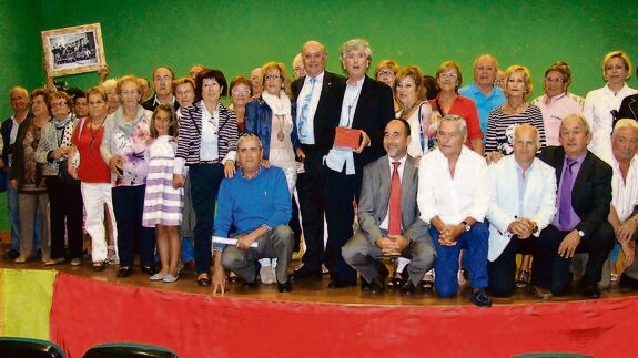 Homenajeados, barruelanos y representantes políticos, en la celebración.