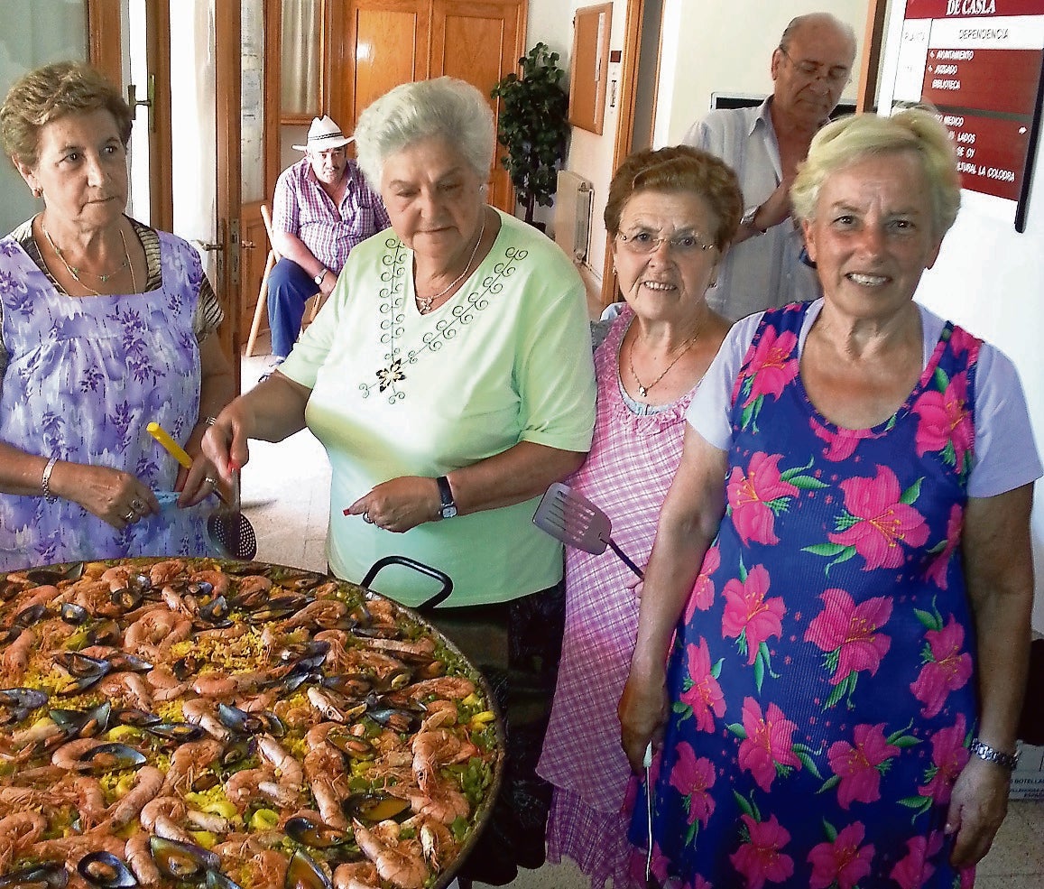 Las cuatro cocineras junto a la exquisita paella.