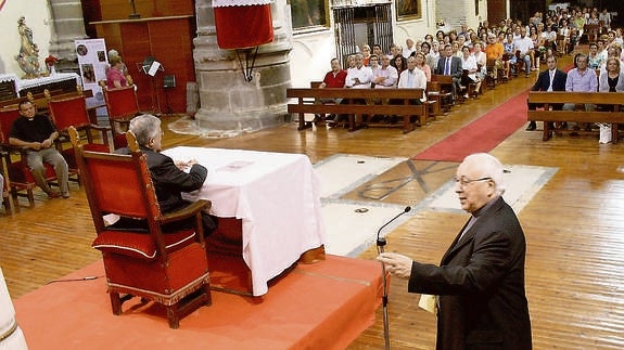 El obispo de Segovia, Ángel Rubio, se dispone a intervenir durante los actos en la iglesia de Martín Muñoz de las Posadas. 