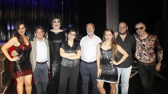 Algunos de los artistas de 'Shock & Show' junto a José María Viteri, Nina Reglero y Francisco Javier León de la Riva. 