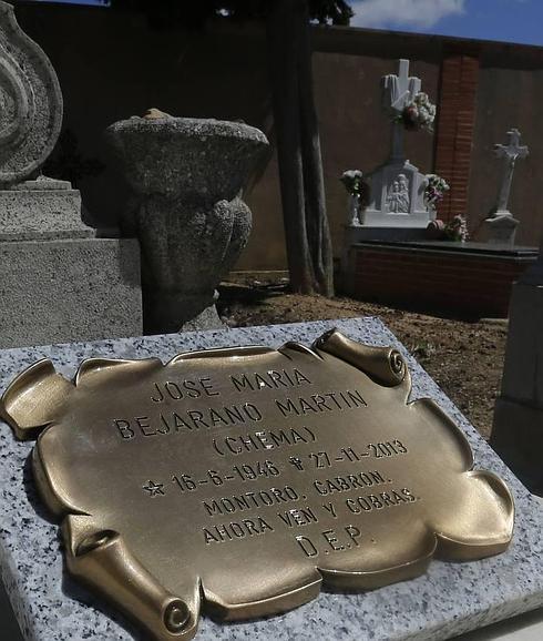 Placa en el cementerio de San Pedro de Latarce.