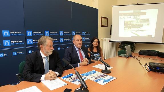 Carlos Morchón Collado, José María Hernández y Beatriz Bahillo, durante la presentación. 