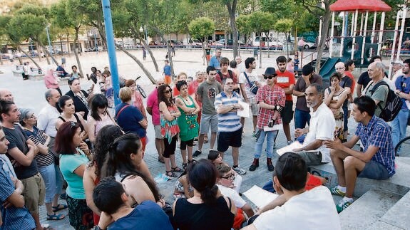 Numerosas personas participaron en la reunión celebrada ayer en el parque de Garrido. 