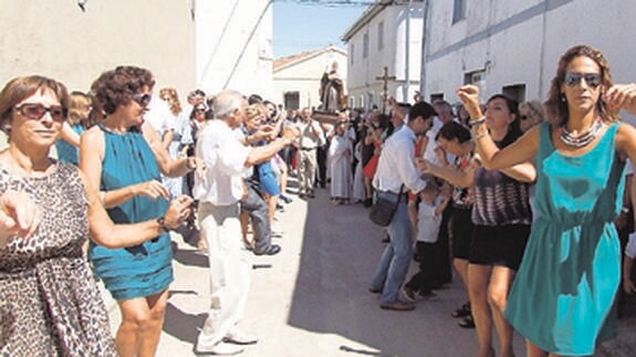 Las mujeres de Villaflores bailan jotas castellanas en la procesión a San Agustín.
