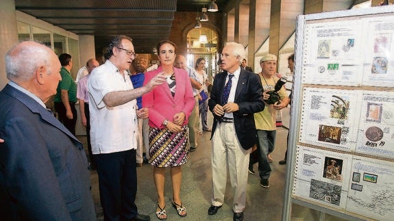 El presidente de la Asociación Filatélica Palentina, Luis González, el coleccionista Luis Manuel Cuadrado, la presidenta de las Cortes de Castilla y León, Josefa García Cirac, y el delegado de la Junta, Luis Domingo González. 