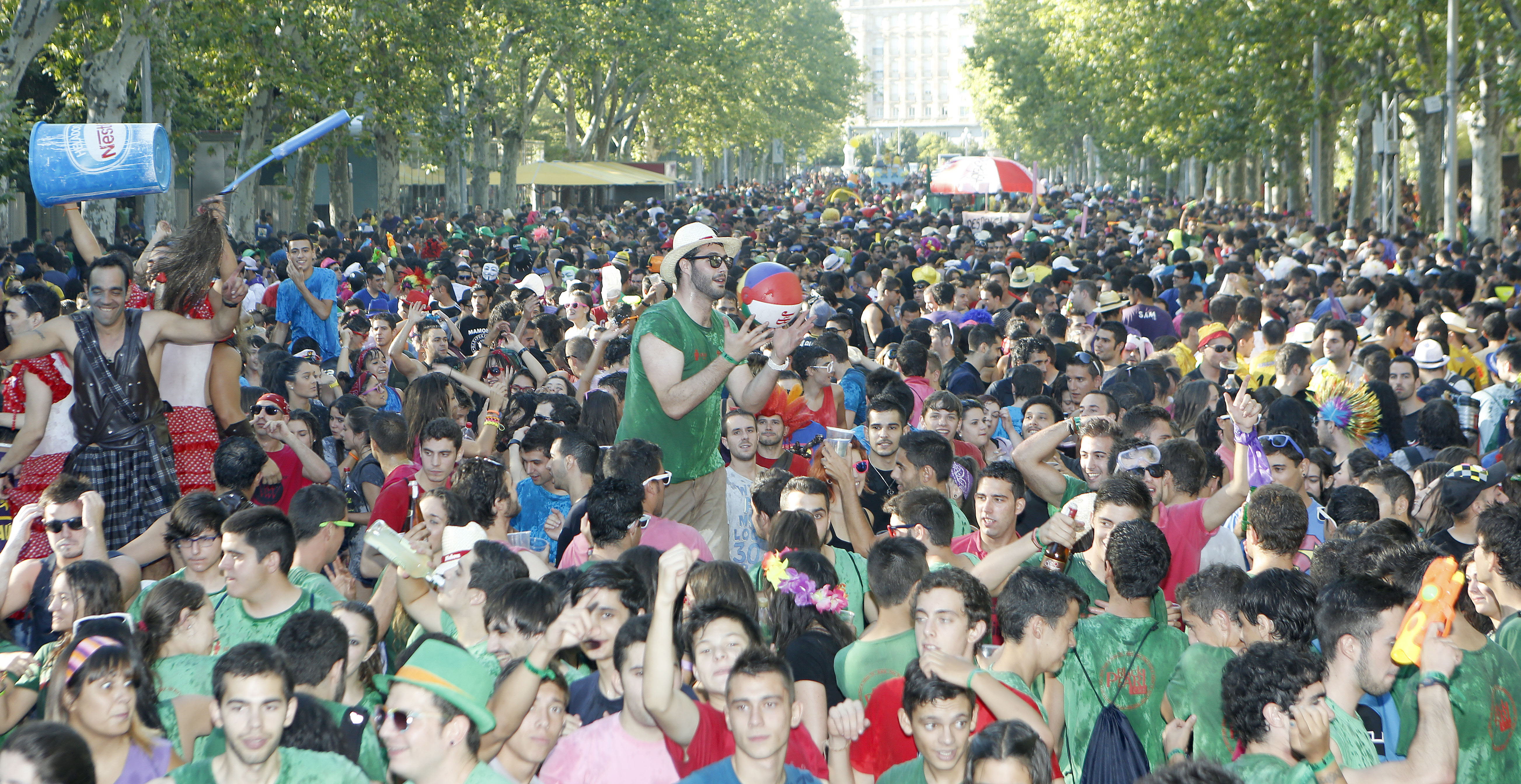  Cientos de jóvenes participan en el desfile de peñas en el inicio de las Ferias y Fiestas de la Virgen de San Lorenzo. 