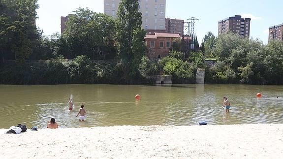 Bañistas en la playa de las Moreras.