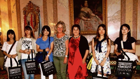 Clara Luquero y Paloma Maroto, con las cinco estudiantes japonesas. 