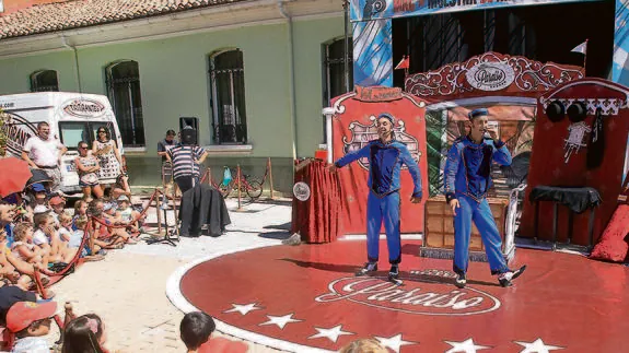 Los personajes Birli y Birloque, recepcionistas en la obra ‘A su servicio’ de Titiritantes, saludan al público, ayer, en la plaza de Abilio Calderón.