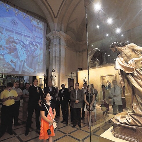 Un grupo de visitantes observa una pieza el día de la inauguración. 