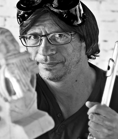 Pablo Sagredo, con una de sus esculturas, un músico tocando una flauta de pan. NACHO CARRETERO