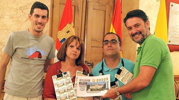 José Luis Vázquez y los vendedores locales de la ONCE, con los cupones.