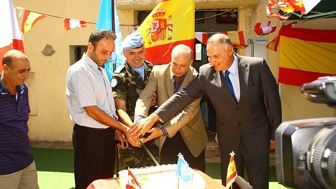 Acto de inauguración de la obra, con una tarta. 