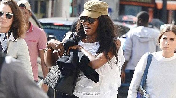 Naomi Campbell paseando por París.