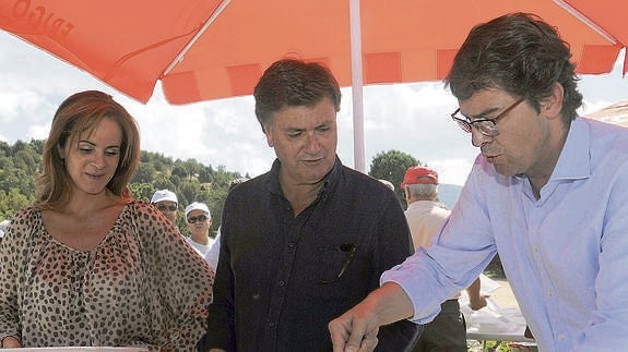 Silvia Clemente, Francisco Vázquez y Alfonso Fernández Mañueco se sirven la paella, ayer, en el transcurso del almuerzo que el PP de Segovia organizó en Prádena. 