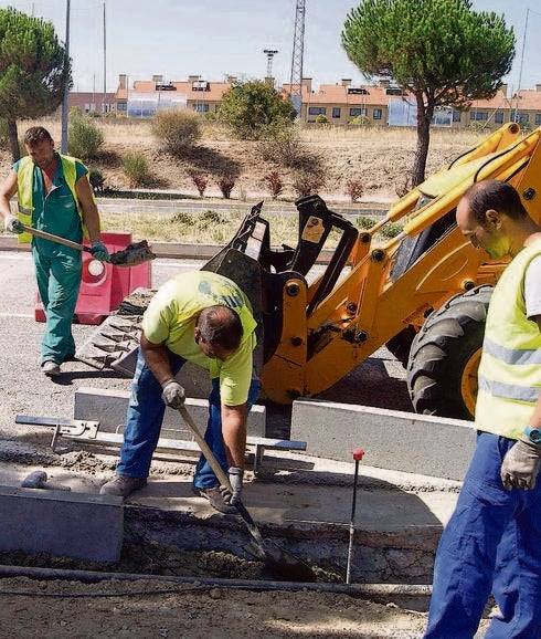 Operarios municipales en la obra de instalación.