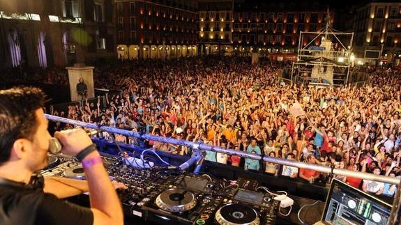 Dj Valdi anima los primeros compases de una noche que tenia previsto prolongarse hasta las tres de la madrugada con música en la Plaza Mayor.