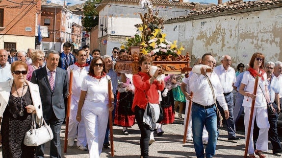 La procesión en honor a la Virgen de Revilla avanza por las calles de Baltanás. 
