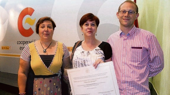 Los profesores María Jesús Martínez y Asier Aparicio flanquean a la directora del instituto, Nieves Rosales, al recibir el premio.