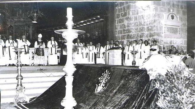 El arzobispo Delicado Baeza oficia el funeral por Franco en la catedral. 