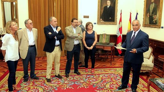 El fotógrafo de El Norte de Castilla Antonio Quintero, a la derecha, recibe el diploma acreditativo de manos del jurado de los premios Mariano del Mazo. 