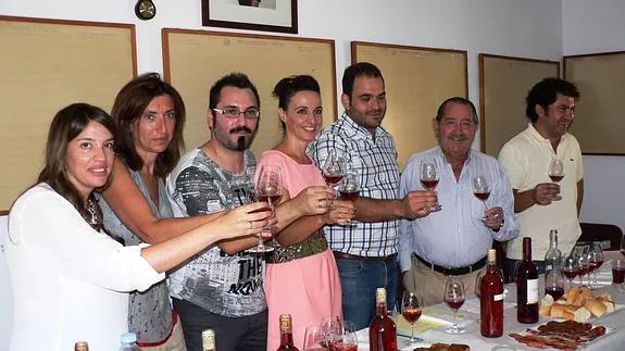 Estela Duque y Pilar Peña junto a los miembros del jurado de la cata de vinos: Jesús Pilar, Blanca Conde, Carlos García Román, Pascual Herrera y Pedro Martín-Hinojal 