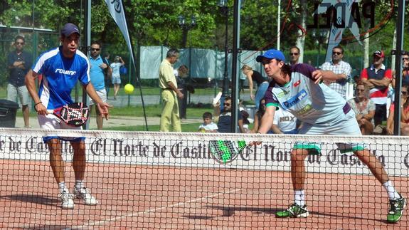 Adrián Blanco devuelve una pelota con Diego Ramos expectante. 