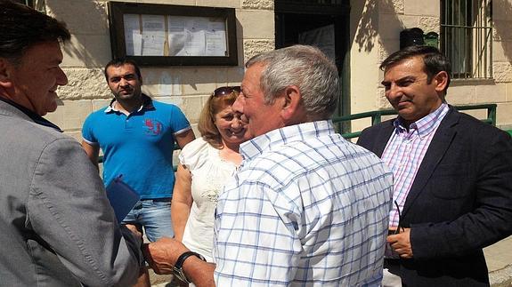 El presidente de la Diputación charla con la alcaldesa y algún concejal. 