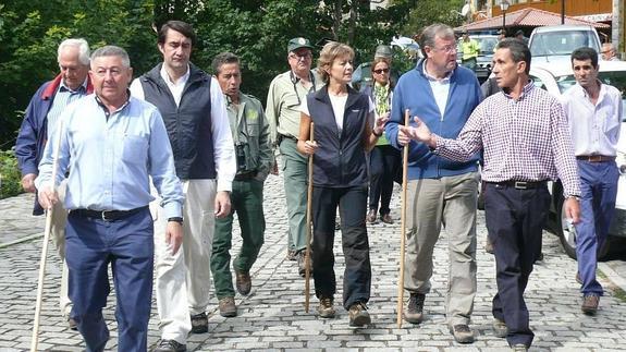 La ministra, junto al consejero Antonio Silván, el subdelegado del Gobierno y otras autoridades, este lunes, en Caín.