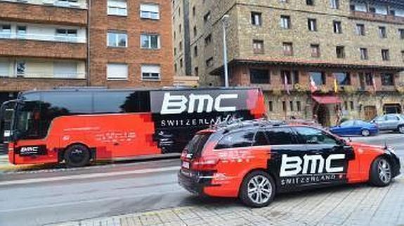 Vehículos del equipo BMC frente al Hotel Temple. 