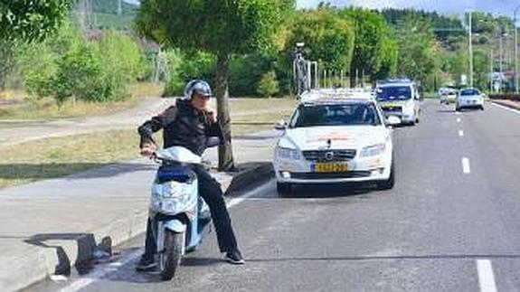 Una moto y autómóvil del equipo de la ciclista y la Policía Municipal en el lugar del accidente.