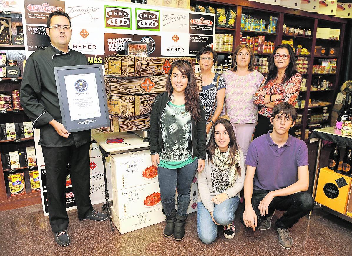 Imagen de la donación del jamón. 
