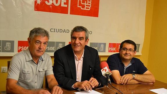 José Manuel Mangas (portavoz del PSOE en el Ayuntamiento de Ciudad Rodrigo), Julio Villarrubia y  Juan Luis Cepa (secretario comarcal del PSOE y procurador en Cortes) 