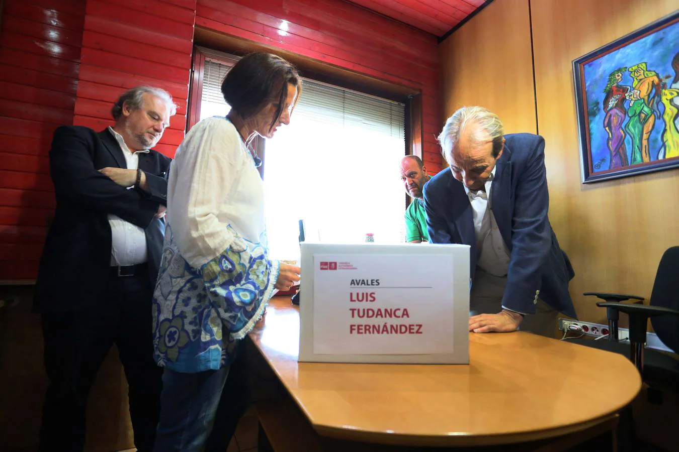 El equipo del precandidato a la Secretaría General del PSCyL-PSOE Luis Tudanca, registra los avales de su candidatura.