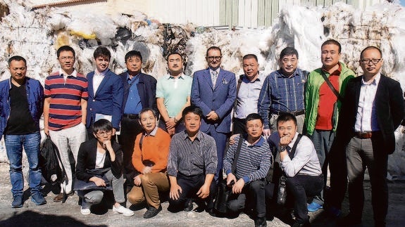 La delegación de empresarios chinos, en su visita a Fosimpe. En el centro, Tomás Quintanilla. 